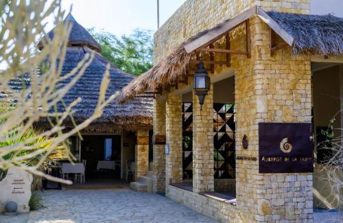 Toliara Hotel | Welcoming Auberge de la Table: Pool and Dining Await