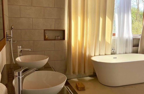 Toliara House | Budget-Friendly Auberge De La Table with Pool & Dining