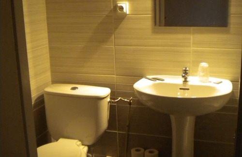 Lamagistere Hotel | Relax at Auberge de Lamagistère with Pool and Spa Access