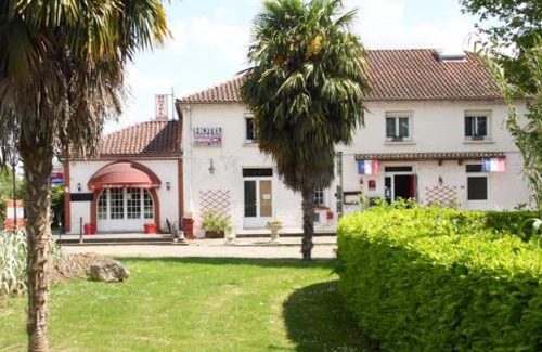 Lamagistere Hotel | Pet-Friendly Auberge de Lamagistere with Ocean View Pool