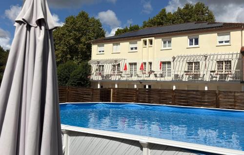 Lamagistere Hotel | Pet-Friendly Auberge de Lamagistere with Ocean View Pool