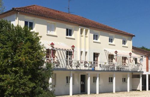 Lamagistere Hotel | Pet-Friendly Auberge de Lamagistere with Ocean View Pool