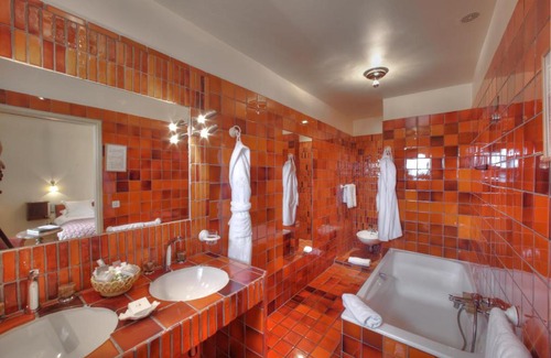 Noves Hotel | Experience Comfort at Auberge De Noves Domaine Du Deves