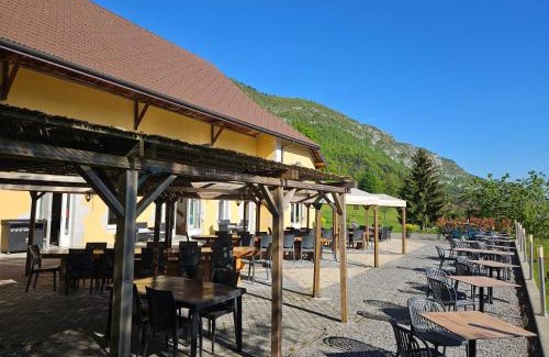 Lathuile Hotel | Oceanfront Gite de Pontgibaud: Family-Friendly Retreat