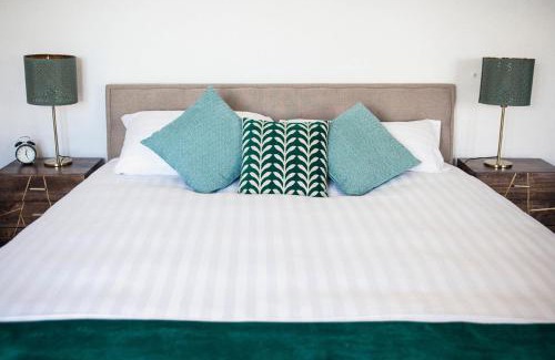 Rivaz Hotel | Relaxing Auberge de Rivaz: Pet-Friendly with Ocean Views