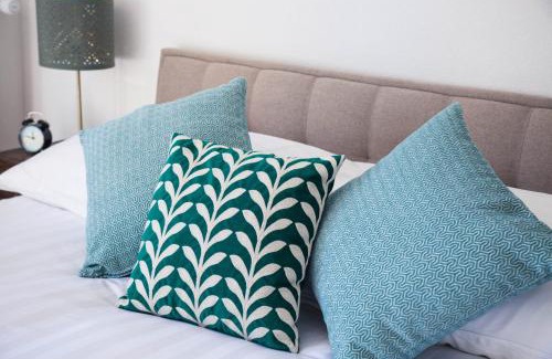 Rivaz Hotel | Relaxing Auberge de Rivaz: Pet-Friendly with Ocean Views