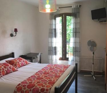 Rustrel Hotel | Discover Auberge de Rustréou: Family-Friendly Getaway