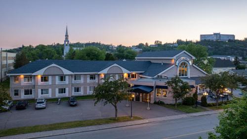 La Baie Hotel | Relax at Auberge des 21: Oceanfront Retreat with Dining