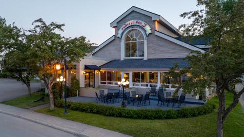 La Baie Hotel | Relax at Auberge des 21: Oceanfront Retreat with Dining