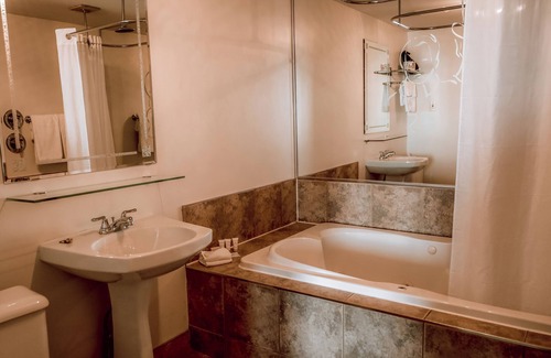 Pointe-au-Pic Hotel | Discover Auberge des 3 Canards: Eco-Friendly Retreat