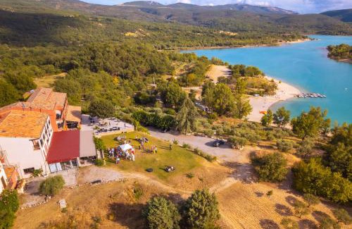 Les Salles-sur-Verdon Hotel | Relax at Auberge des Salles with Oceanfront Views