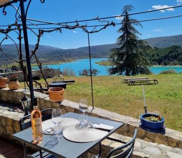 Les Salles-sur-Verdon Hotel | Relax at Auberge des Salles with Oceanfront Views