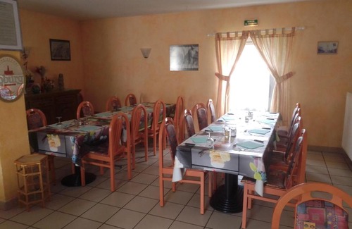 Savigny-en-Veron Hotel | Inviting Auberge du Bocage: Pet-Friendly & Wheelchair Access