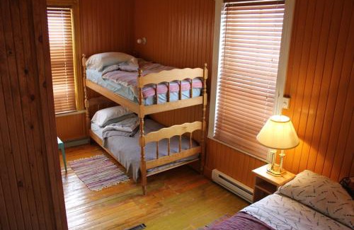 Baie Sainte-Catherine Hotel | Cozy Auberge du Café chez Sam: Pet-Friendly & Breakfast Included