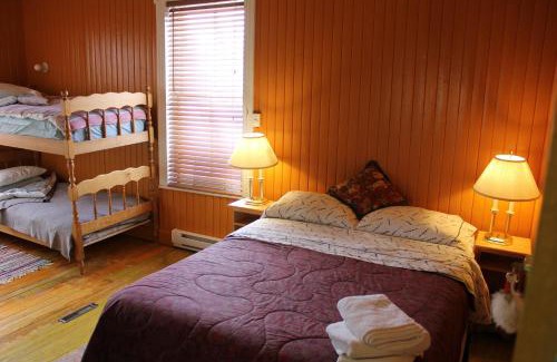 Baie Sainte-Catherine Hotel | Cozy Auberge du Café chez Sam: Pet-Friendly & Breakfast Included