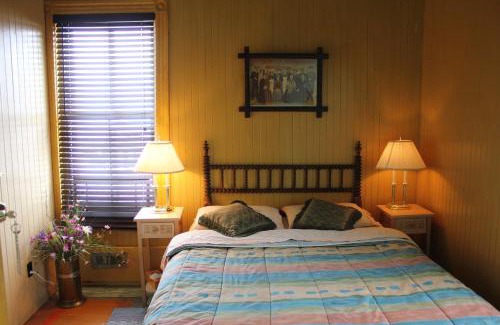 Baie Sainte-Catherine Hotel | Cozy Auberge du Café chez Sam: Pet-Friendly & Breakfast Included
