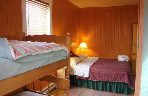Baie Sainte-Catherine Hotel | Cozy Auberge du Café chez Sam: Pet-Friendly & Breakfast Included