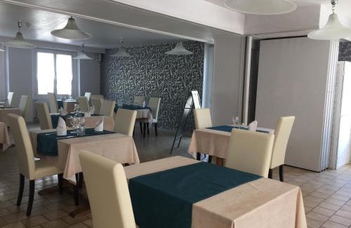 Pontchateau Hotel | Cozy Auberge du Calvaire: Family-Friendly Dining Awaits