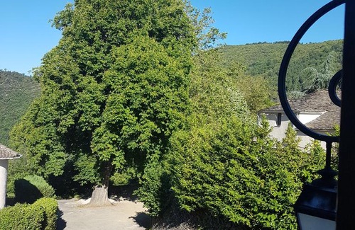 Beaumont Hotel | Discover Auberge du Thélème: Pet-Friendly Retreat