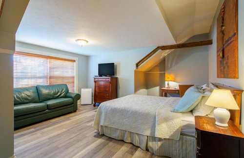 Shediac Hotel | Budget-Friendly Stay at Auberge Gabriele Inn with Breakfast