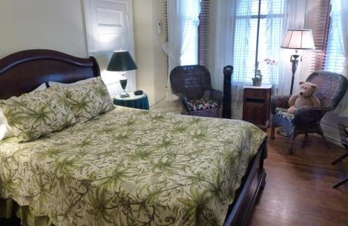 Downtown Ottawa Bed & Breakfast | Enchanting Auberge King Edward Bed and Breakfast with Dining