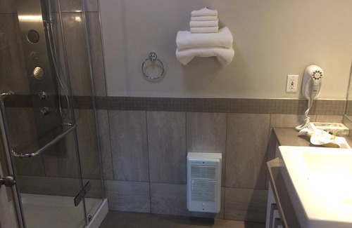 Amqui Hotel | Discover Auberge l'Ambassadeur: Rated 9.2 with Family Amenities