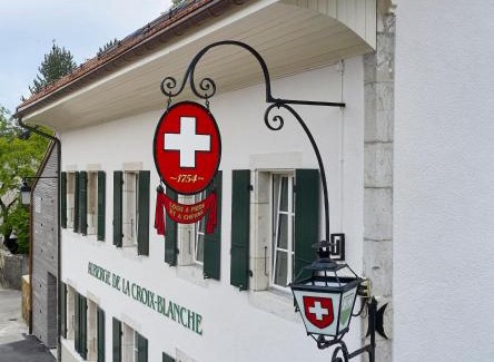 Gingins Hotel | Discover Auberge La Croix-Blanche: Pet-Friendly Retreat