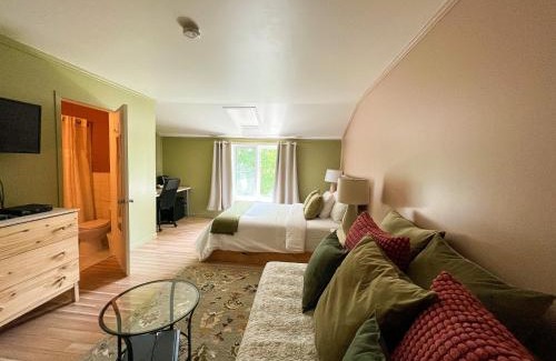 Grandes-Bergeronnes Hotel | Eco-Friendly Auberge la Rosepierre with Family Amenities