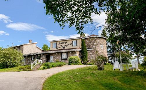 Grandes-Bergeronnes Hotel | Eco-Friendly Auberge la Rosepierre with Family Amenities