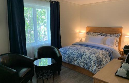 Grandes-Bergeronnes Hotel | Eco-Friendly Auberge la Rosepierre with Family Amenities