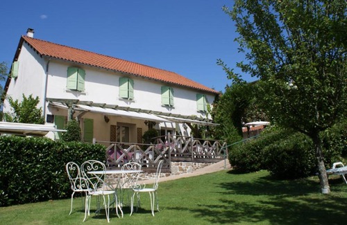 Chataigneraie Cantalienne Hotel | Discover Auberge La Tomette: Oceanfront Retreat with Spa