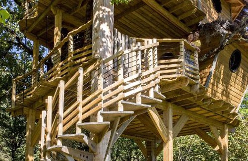 Chataigneraie Cantalienne Hotel | Discover Auberge La Tomette: Oceanfront Retreat with Spa