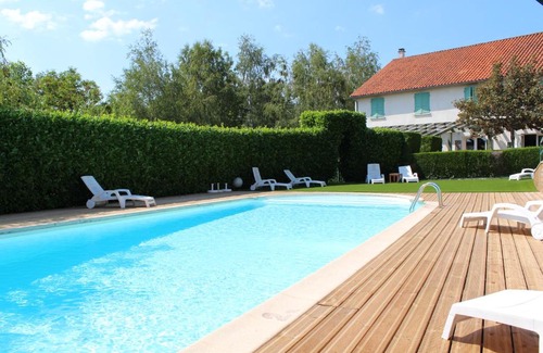 Chataigneraie Cantalienne Hotel | Discover Auberge La Tomette: Oceanfront Retreat with Spa