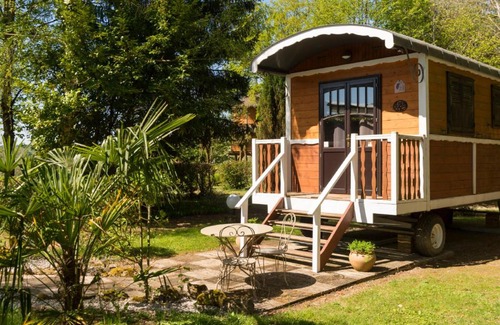 Chataigneraie Cantalienne Hotel | Discover Auberge La Tomette: Oceanfront Retreat with Spa