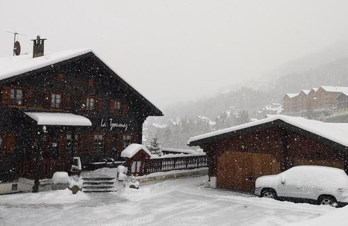 Mayens-de-Riddes Hotel | Discover Auberge la Tzoumaz: Pet-Friendly Getaway!