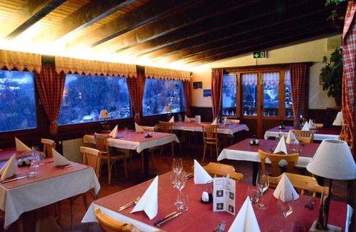 Mayens-de-Riddes Hotel | Discover Auberge la Tzoumaz: Pet-Friendly Getaway!