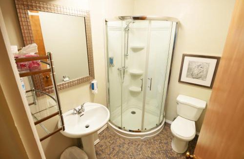Jonquiere Bed & Breakfast | Inviting Auberge le St-Georges: 4-Star Stay with Breakfast