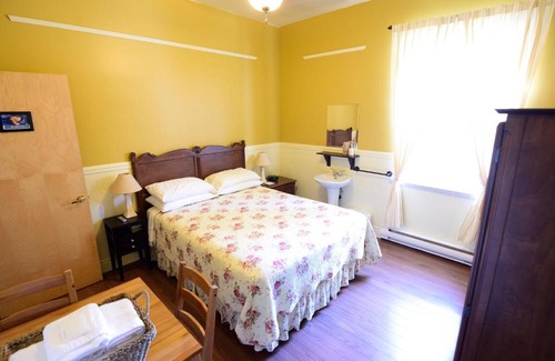 Jonquiere Bed & Breakfast | Inviting Auberge le St-Georges: 4-Star Stay with Breakfast