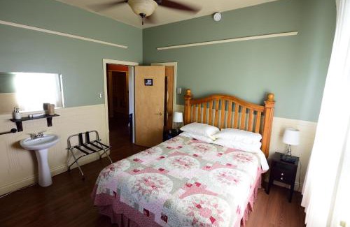 Jonquiere Bed & Breakfast | Inviting Auberge le St-Georges: 4-Star Stay with Breakfast