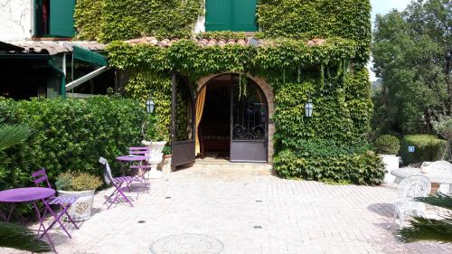 Le Plan-de-Grasse Hotel | Discover Auberge les Aromes: Family-Friendly Retreat