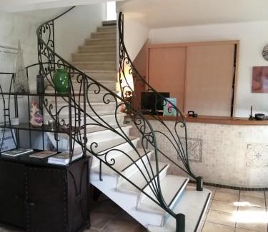 Le Plan-de-Grasse Hotel | Discover Auberge les Aromes: Family-Friendly Retreat