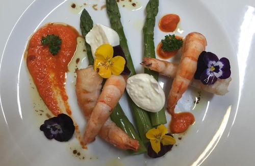 Mallemort Hotel | Relax at Auberge Les Olivades with Ocean Views & Pool