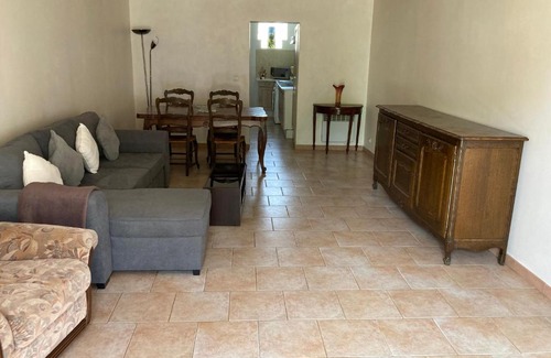 Mallemort Hotel | Relax at Auberge Les Olivades with Ocean Views & Pool