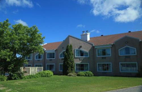 Saint-Jean-de-Matha Hotel | Discover Auberge Matha: Family-Friendly with Pool Access