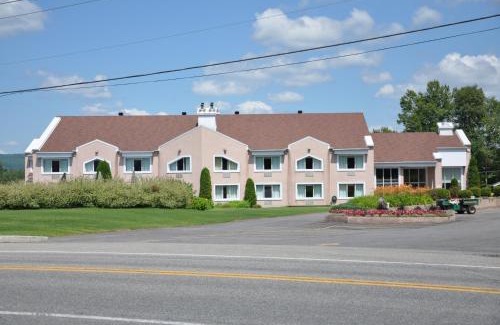 Saint-Jean-de-Matha Hotel | Discover Auberge Matha: Family-Friendly with Pool Access