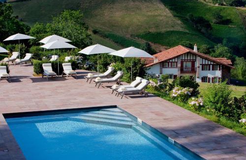 Bidarray Hotel | Cozy Auberge Ostapé: Pet-Friendly Retreat with Ocean Views
