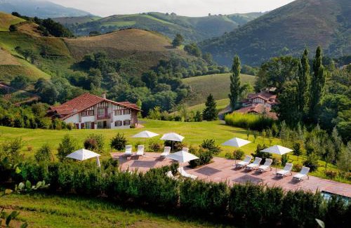 Bidarray Hotel | Cozy Auberge Ostapé: Pet-Friendly Retreat with Ocean Views