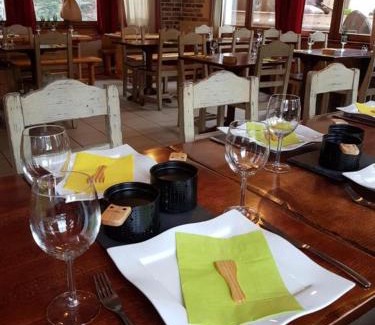 Saint-Martin-en-Vercors Hotel | Pet-Friendly Auberge Refuge de Roybon with Ocean View