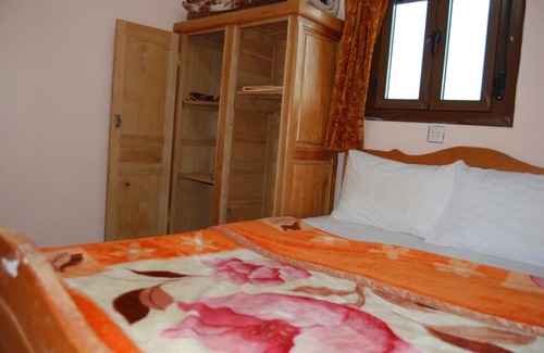 Imilchil Hotel | Inviting Auberge Tafilalt Bouzmou with Ocean Views