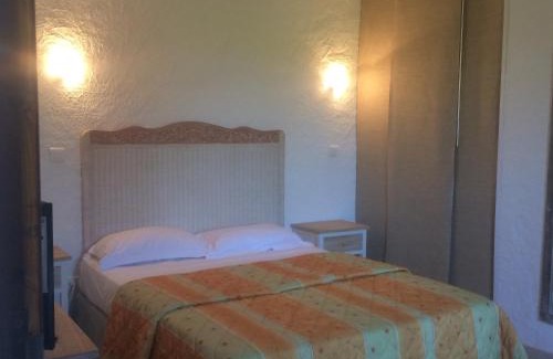 Cuttoli-Corticchiato Hotel | Explore Auberge U Licettu: Pet-Friendly Retreat with Pool